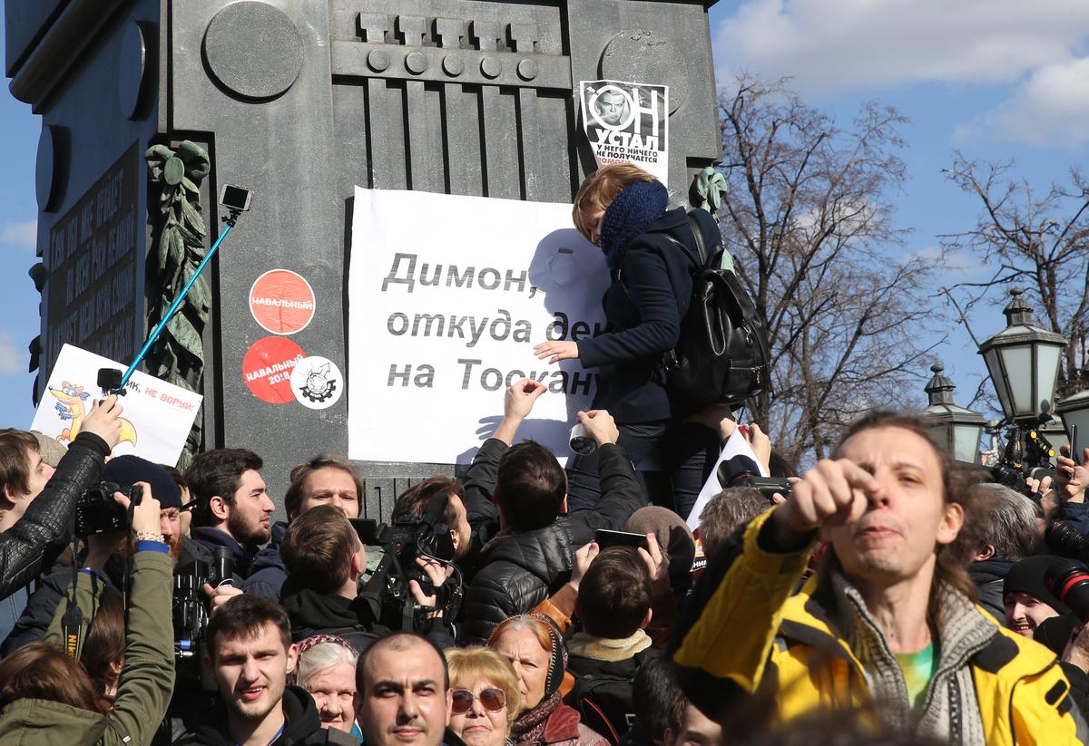 Наиболее успешным фильмом команды Навального стал «Он вам не Димон» о недвижимости и бизнесе за рубежом тогдашнего премьер-министра Дмитрия Медведева. Сам Медведев назвал это расследование «Чушь, бумажки и компот». Появление фильма привело к большой волне протестов в России — в первую очередь, молодых людей. Российский суд постановил удалить этот фильм — но он до сих пор спокойно висит на Ютубе. Иск в суд подал миллиардер Алишер Усманов, который в том числе записал отдельное видеообращение с фразой «Тьфу на тебя, Алексей Навальный!» Фото: Mikhail Svetlov / Getty Images