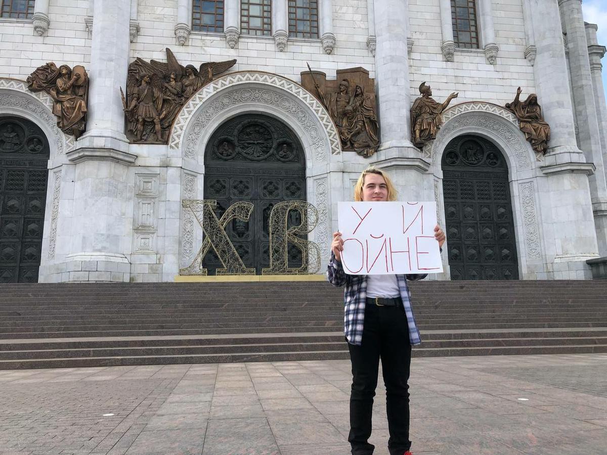 Михаил Шеховцев с плакатом возле храма Христа Спасителя. Фото: Avtozak.LIVE