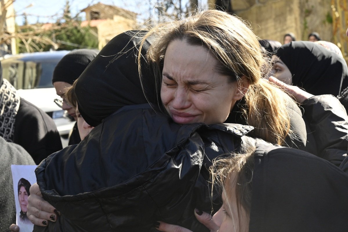 Родственники погибших в результате авиаудара, в деревне Кафра, Ливан, 1 марта 2024 года. Фото: Wael Hamzeh / EPA-EFE