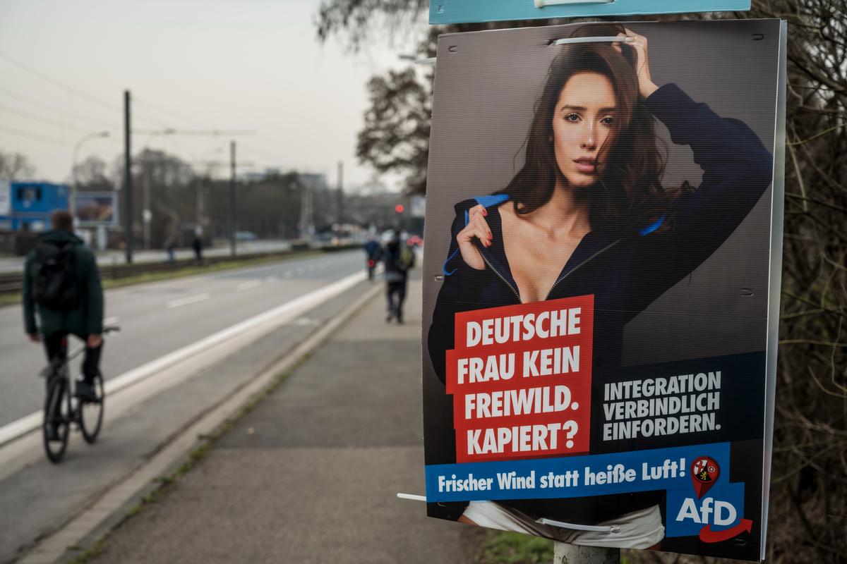 Агитационный плакат АфД в Майнце с намеком на интеграцию мигрантов. Фото: Thomas Lohnes / Getty Images