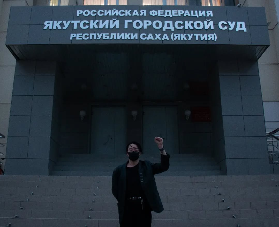 Ammosov in front of the Yakutsk City Court. Photo: Aykhal Ammosov / Instagram / eternalwinter22