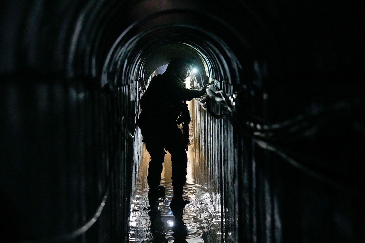 Туннель под зданием ООН в Газе, который по мнению израильских военных использовался боевиками ХАМАС, 8 февраля 2024 года. Фото: Ariel Schalit / AP Photo / Scanpix / LETA