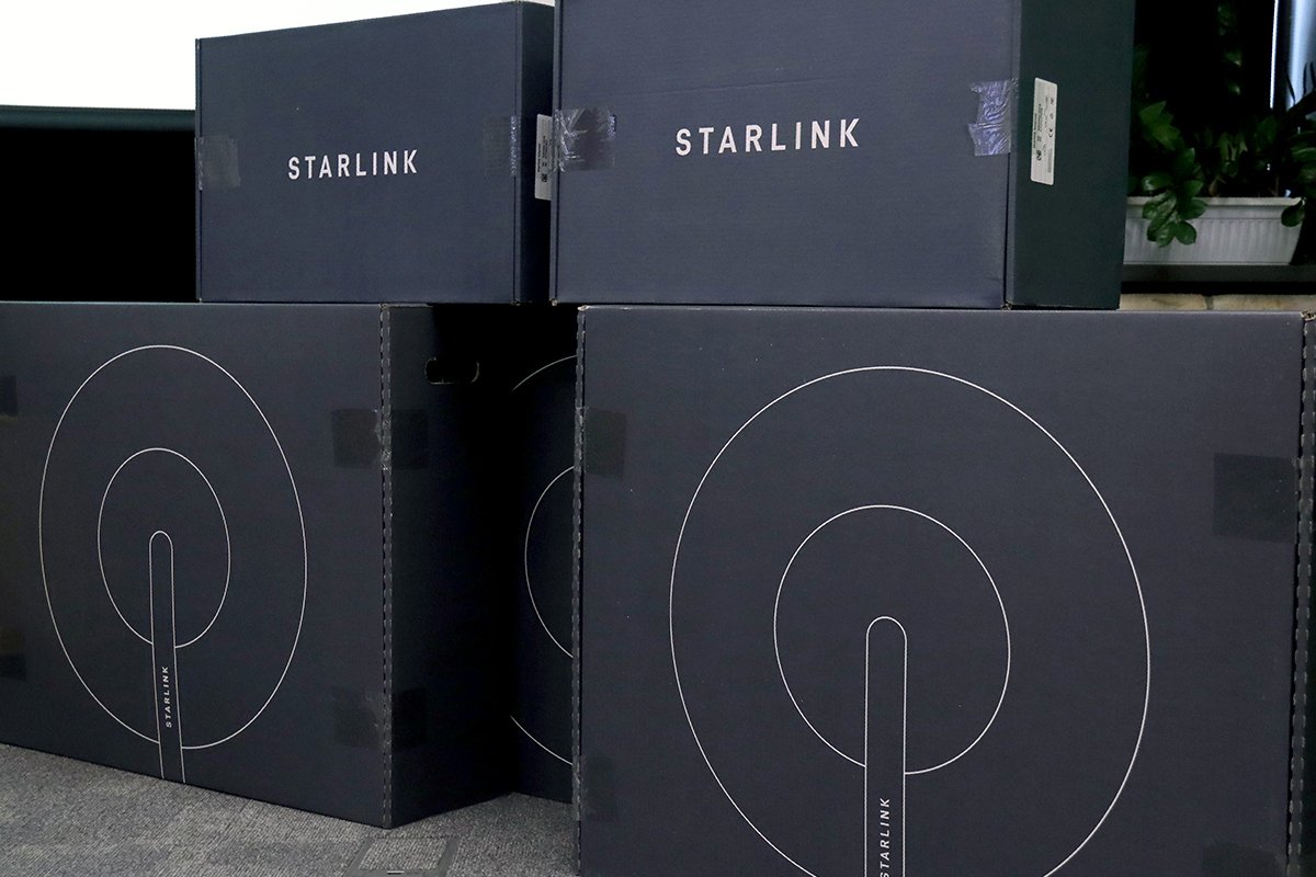 Запакованные коробки с Starlink. Фото: Анатолий Сирык / Укринформ / Future Publishing / Getty Images