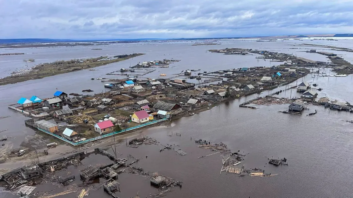 Из-за паводков в одном из районов Якутии введен режим ЧС. Затоплены больше 100 домов