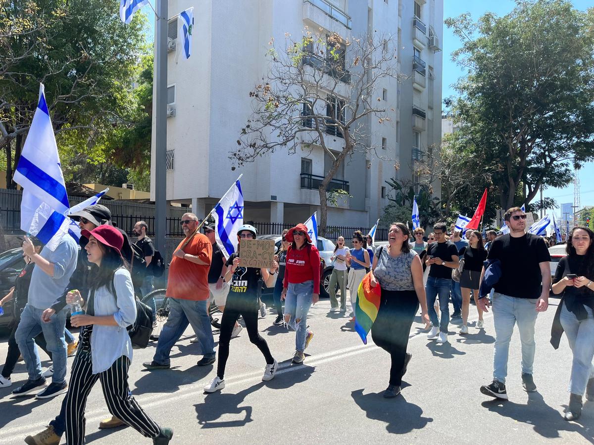 Шествие протестующих по Тель-Авиву. Фото: Софья Каневская, специально для «Новой газеты Европа»