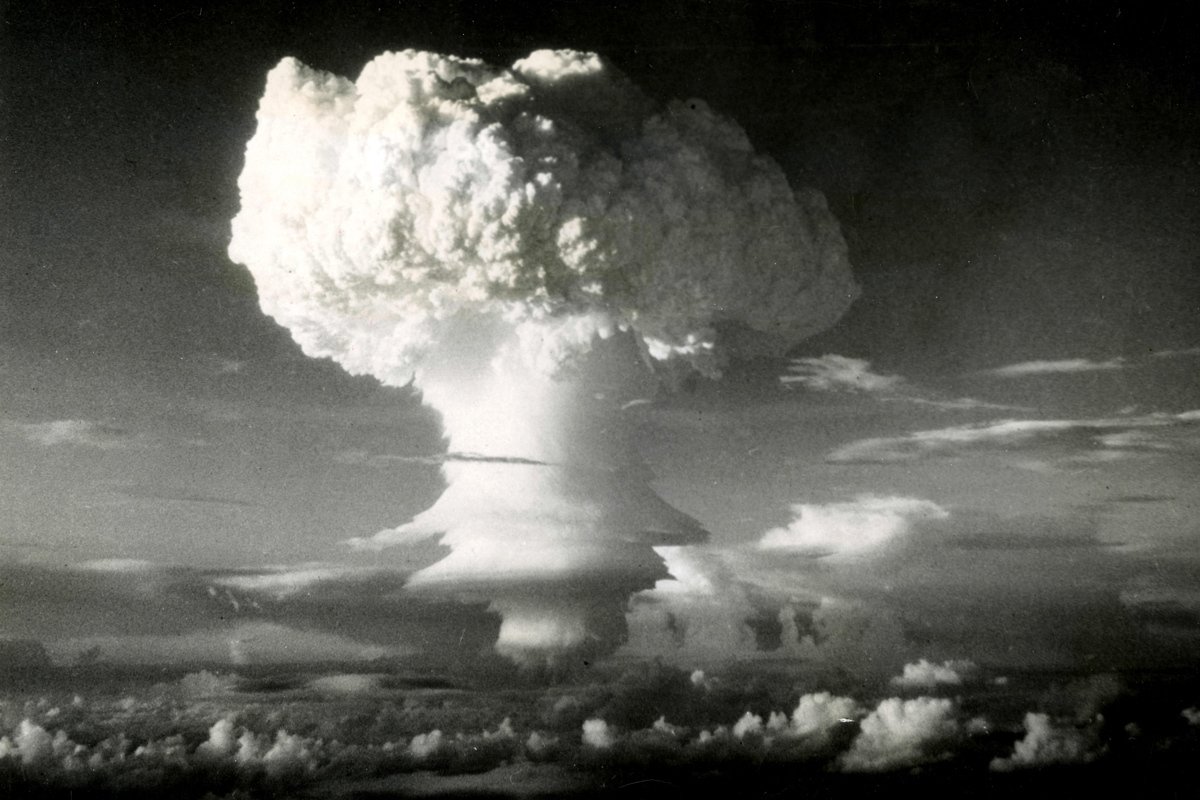 Гриб после взрыва ядерной бомбы во время испытаний на Маршалловых островах, 1952 год. Фото: colaimages / Alamy / Vida Press