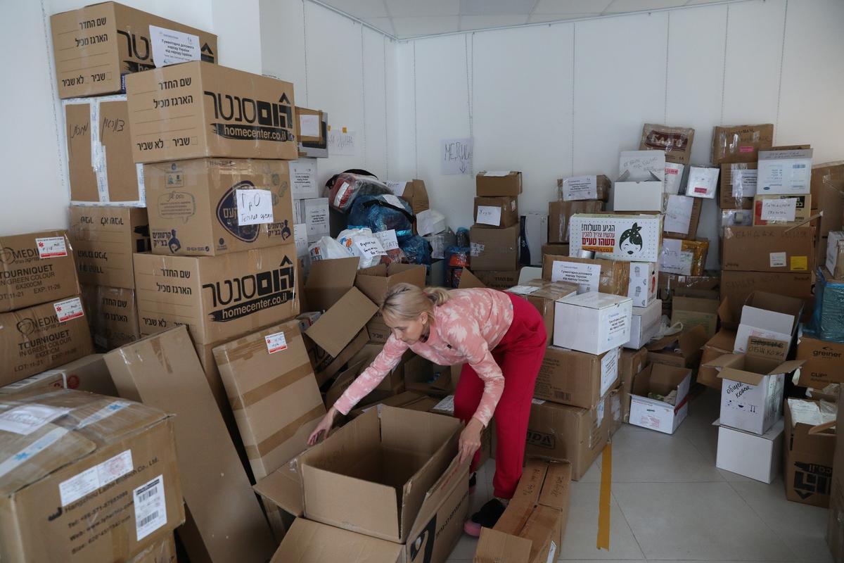 Пункт сбора гуманитарной помощи и пожертвований для Украины, Тель-Авив. Фото: 
EPA-EFE