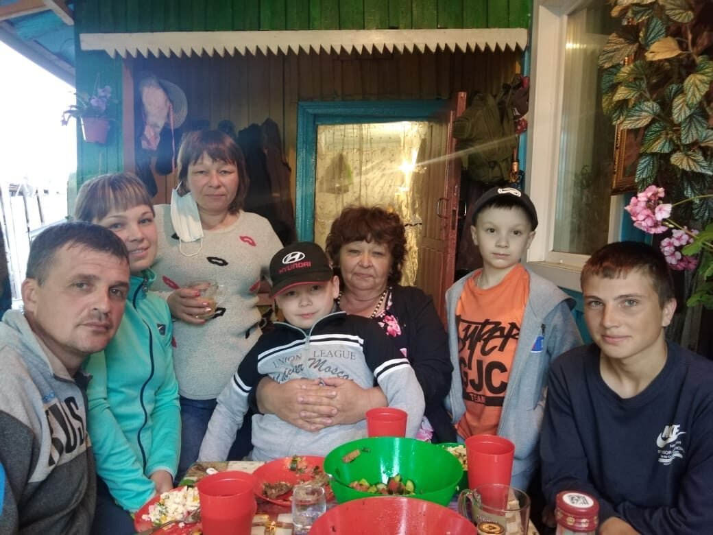 Алексей (справа) в кругу семьи. Фото из семейного архива