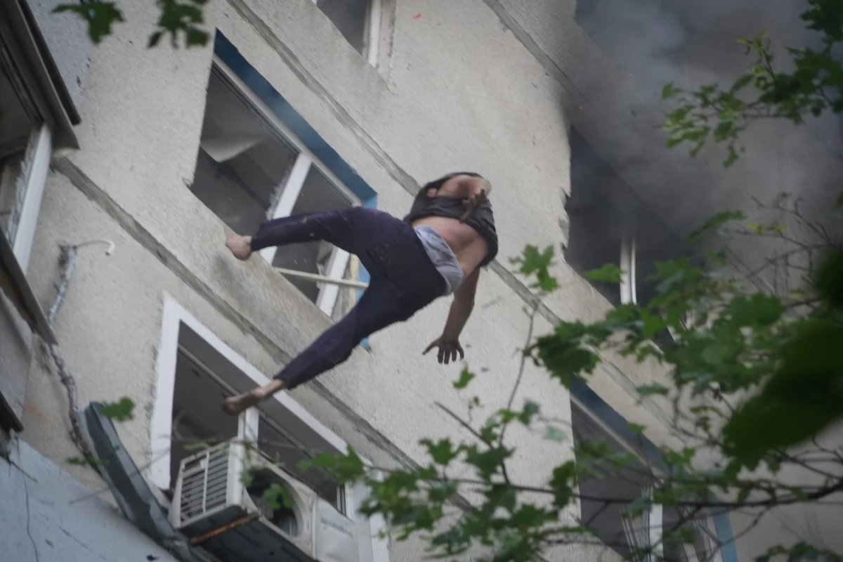 A man falls from the window of a burning apartment after a Russian guided bomb hit Kharkiv, 30 August 2024. Photo: Andriy Marienko / AP Photo / Scanpix / LETA