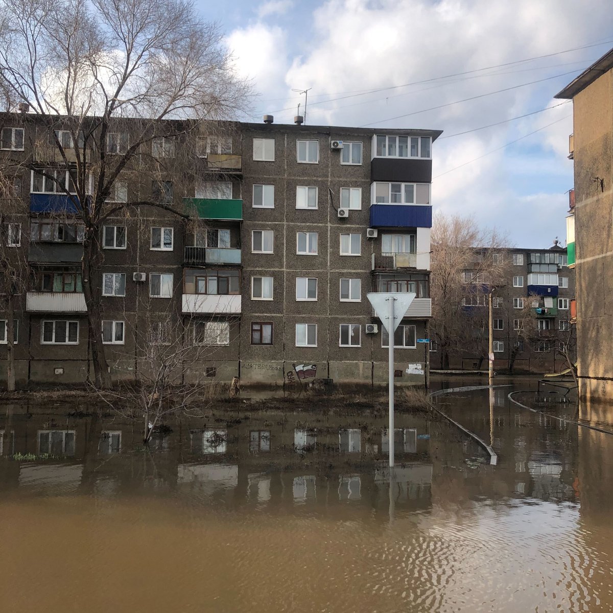 Затопленный въезд во двор жилых домов в Орске. Фото: «Новая газета Европа»