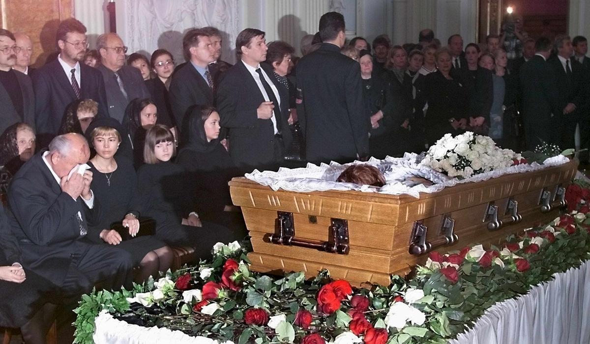 Михаил Горбачев на похоронах Раисы Горбачевой. Москва, 1999 г. Фото: EPA/Sergey Chirikov