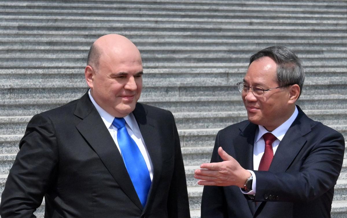 Премьер-министр России Михаил Мишустин (слева) и премьер-министр Госсовета Китая Ли Цян перед церемонией встречи на площади Тяньаньмэнь в Пекине, 24 мая 2023 года. Фото: EFE/ALEXANDER ASTAFYEV