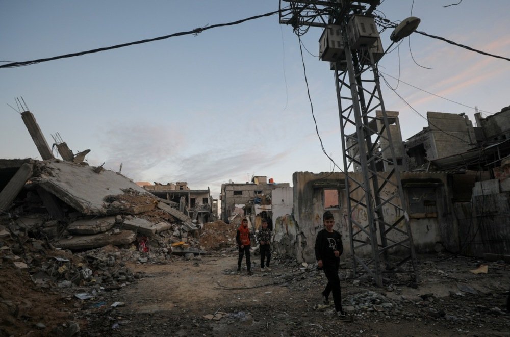 Дети гуляют среди разрушенных домов на юге сектора Газа. Фото: EPA-EFE/MOHAMMED SABER
