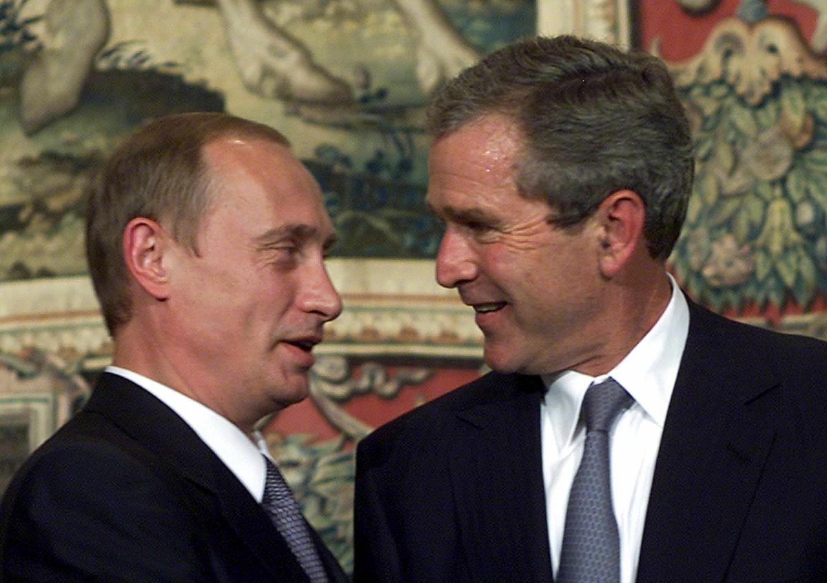 Владимир Путин и Джордж Буш-младший в 2001 году. Фото: EPA PHOTO / ANSA / CARLO FERRARO