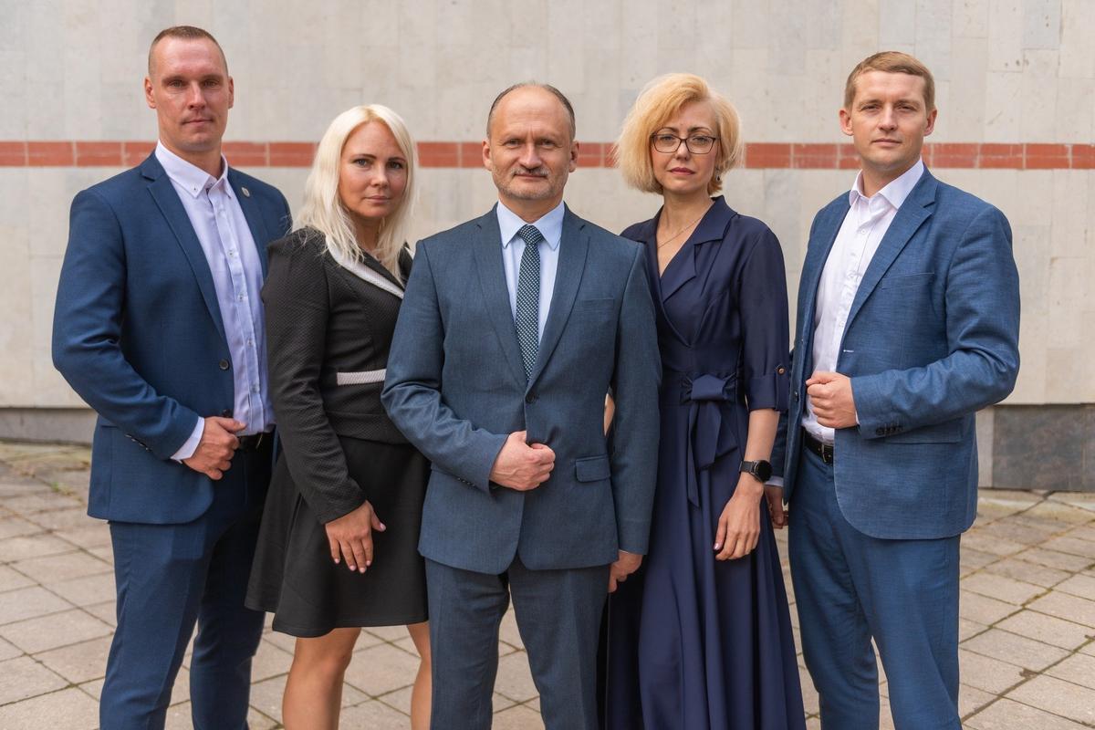 Мирослав Митрофанов (в середине) и члены партии «Русский союз Латвии». Фото:  Facebook