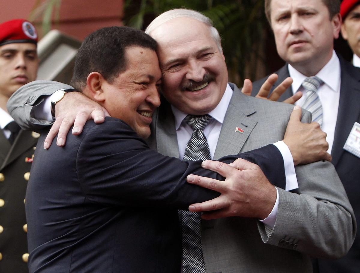 Venezuelan President Hugo Chávez welcomes Lukashenko at the Miraflores Palace in Caracas, Venezuela, 26 June 2012. Photo: EPA / David Fernández