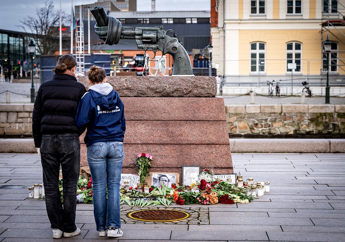 Стихийный мемориал памяти Алексея Навального у скульптуры Карла Фредрика Ройтерсварда «Ненасилие» на площади Анны Линдс в Мальме, Швеция, 20 февраля 2024 года. Фото: Johan Nilsson / EPA-EFE