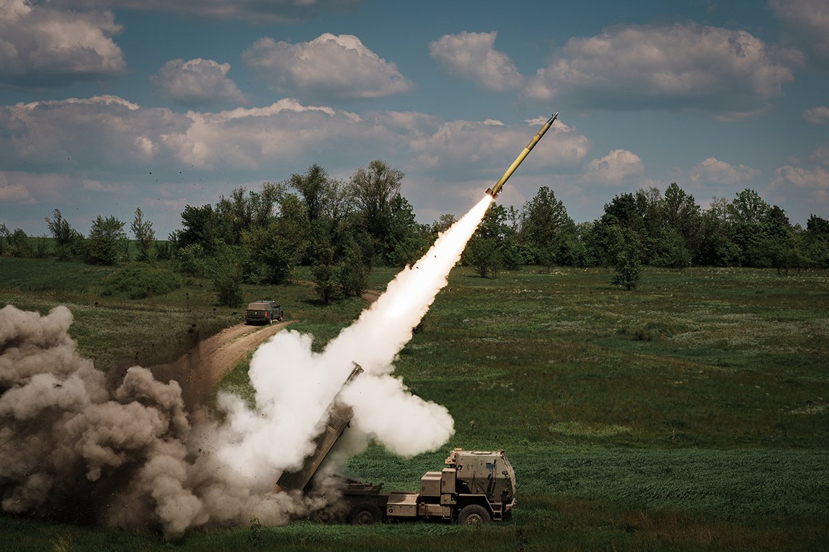 Пуск ракеты HIMARS на Бахмутском направлении 18 мая 2023 года в Донецкой области. Фото: Сергей Михальчук / Global Images Ukraine / Getty Images