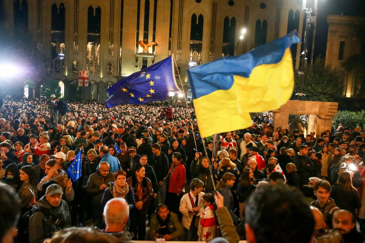 Участники митинга против результатов парламентских выборов размахивают государственными флагами ЕС и Украины в Тбилиси, Грузия, 28 октября 2024 года. Фото: Zurab Tsertsvadze / AP Photo / Scanpix / LETA