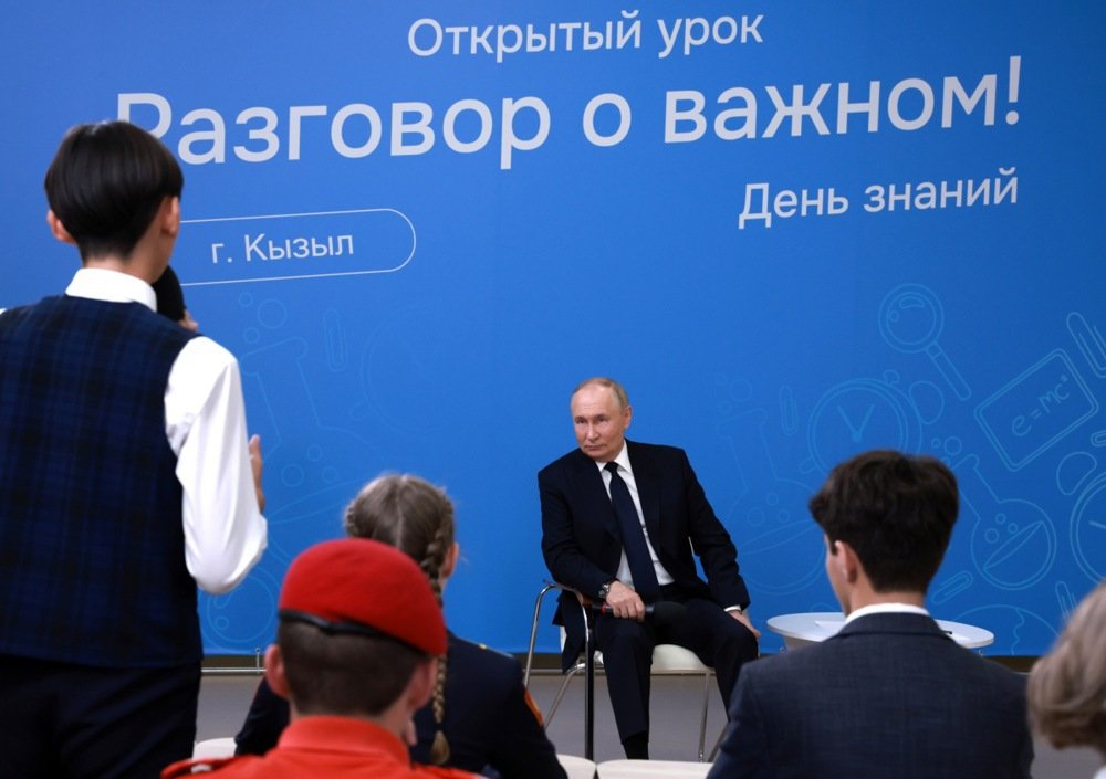 Vladimir Putin talks to Kyzyl high school children, 2 September 2024. Photo: EPA-EFE/VYACHESLAV PROKOFYEV / SPUTNIK / KREMLIN POOL