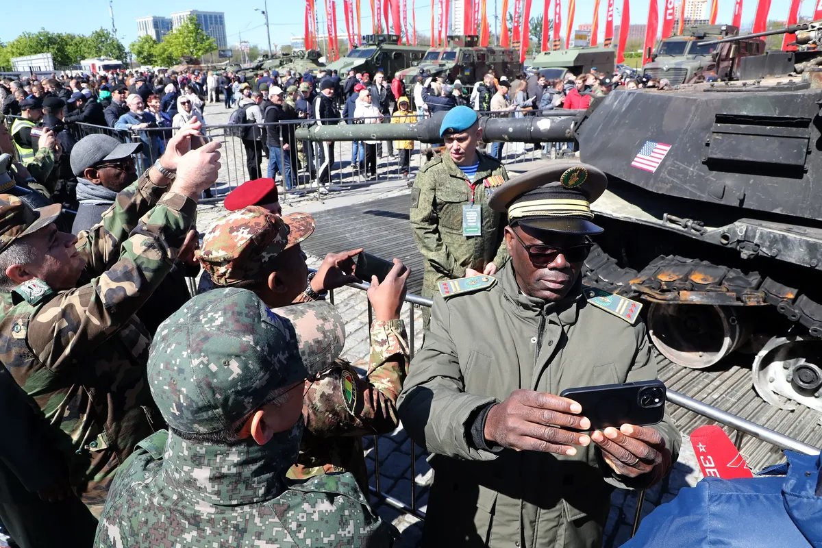 Foreign military attaches and visitors look at a US-made main battle tank M1 Abrams, which was seized by Russian troops in Ukraine, at an exhibition on the Poklonnaya Hill in Moscow, Russia, 03 May 2024. Photo: EPA-EFE/MAXIM SHIPENKOV