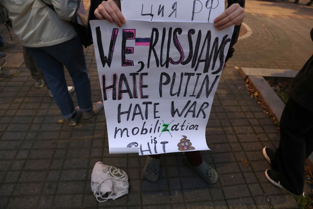 A man carries a banner reading ‘We Russians hate Putin, hate war’, during a protest against Russia invasion of Ukraine, in Belgrade, Serbia, 10 October 2022. Photo: EPA-EFE/ANDREJ CUKIC