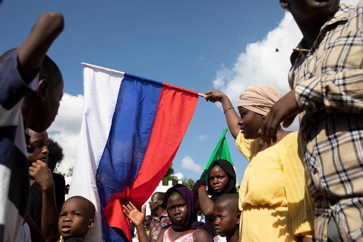 Un manifestante sventola una bandiera russa durante le celebrazioni del Giorno dell'Indipendenza a Bamako, Mali, 22 settembre 2022. Foto: EPA-EFE / HADAMA DIAKITE