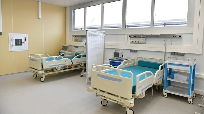 Более 100 человек обратились за медпомощью из-за симптомов ботулизма после отравления салатами от «Кухни на районе» или «Гастропорта»