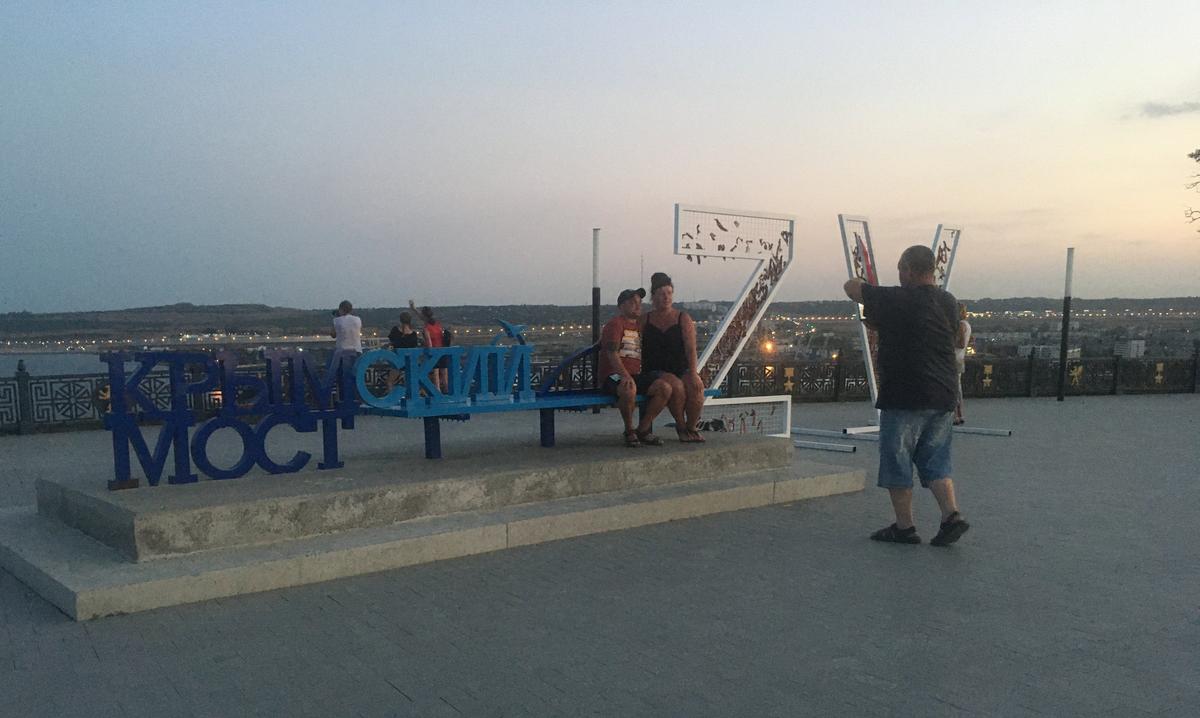 Туристы и местные активно фотографируются возле букв V и Z, символов «спецоперации», стоящих на смотровой площадке Митридатской лестницы. Фото: Соня Мустаева
