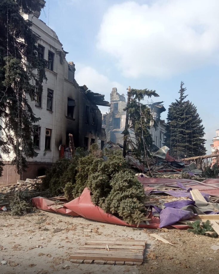 Театр после взрыва. Фото: МЧС Украины / Anadolu Agency via Getty Images