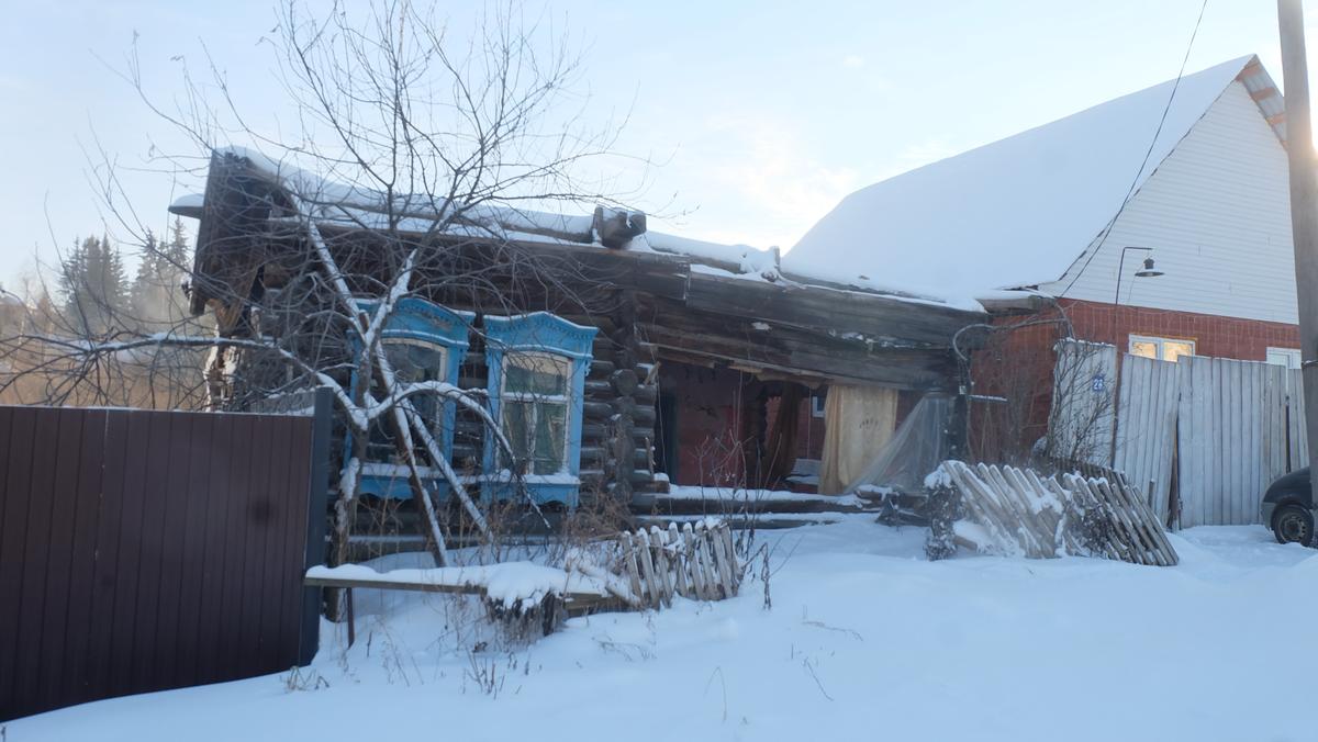 Дома, которые по словам таксиста, разбирают на растопку. Село Семилужки, Томская область. Фото: Николай Мокроусов