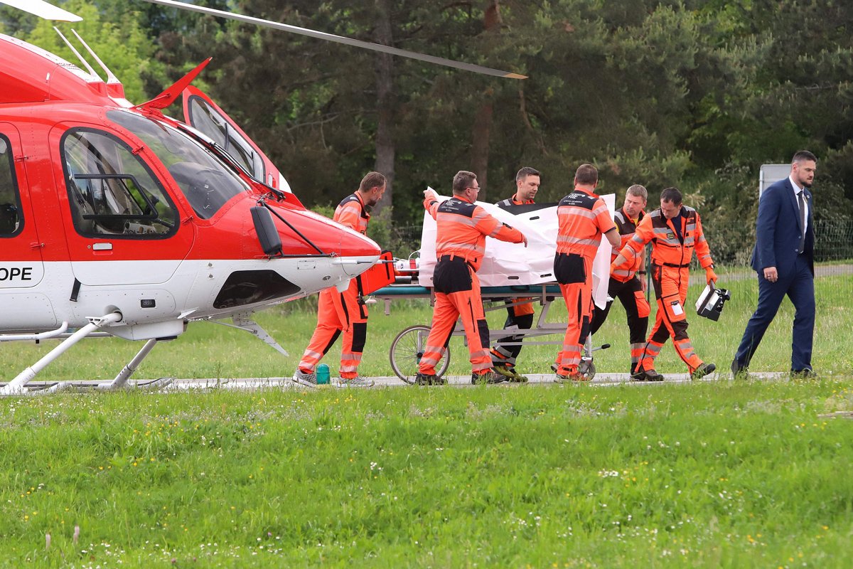 Медики перевозят Роберта Фицо в больницу после нападения, Банска-Бистрица, Словакия, 15 мая 2024 года. Фото: AFP / Scanpix