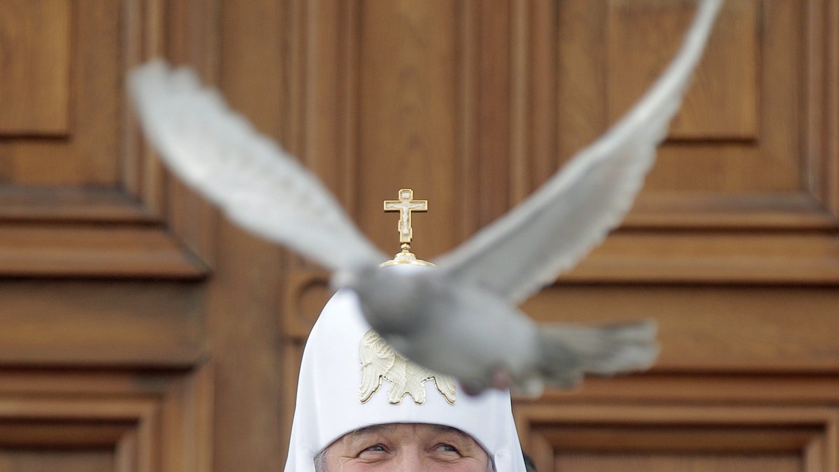 Патриарх Кирилл выпускает белого голубя в честь праздника Благовещения в Московском Кремле 7 апреля 2015 года. Фото: Максим Шипенков / EPA-EFE