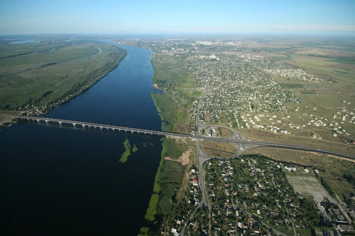 The Antonivka Bridge over the Dnieper. Photo: Uaquantum / Wikimedia