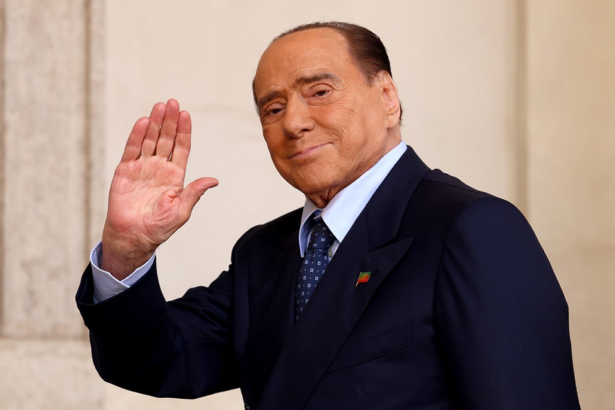 Сильвио Берлускони прибывает в дворец Квиринале на консультации президента Италии Серджо Маттареллы с лидерами политических партий 21 октября 2022 года в Риме. Фото: Franco Origlia / Getty Images