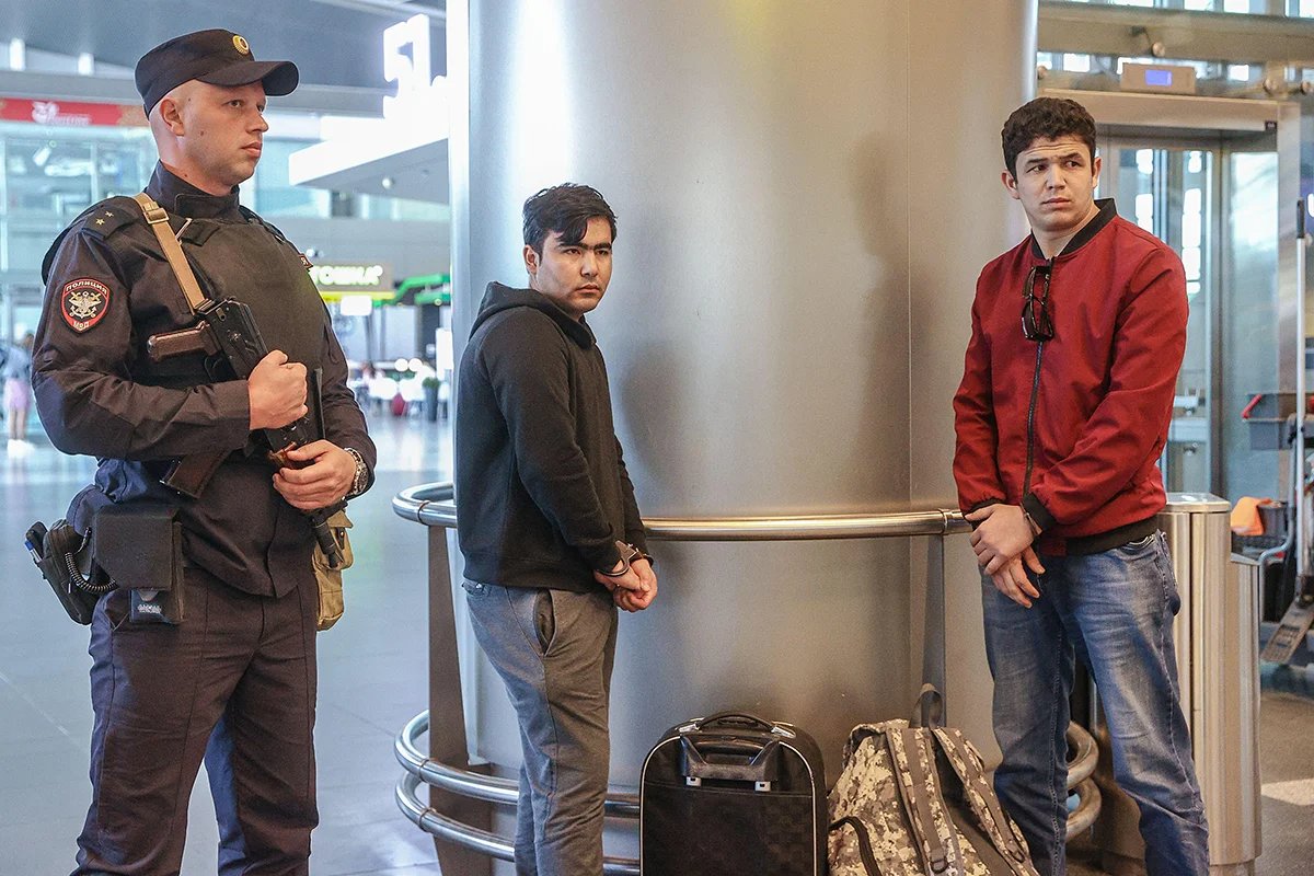 Police detain migrants at Moscow’s Vnukovo Airport. Photo: Alamy / Vida Press