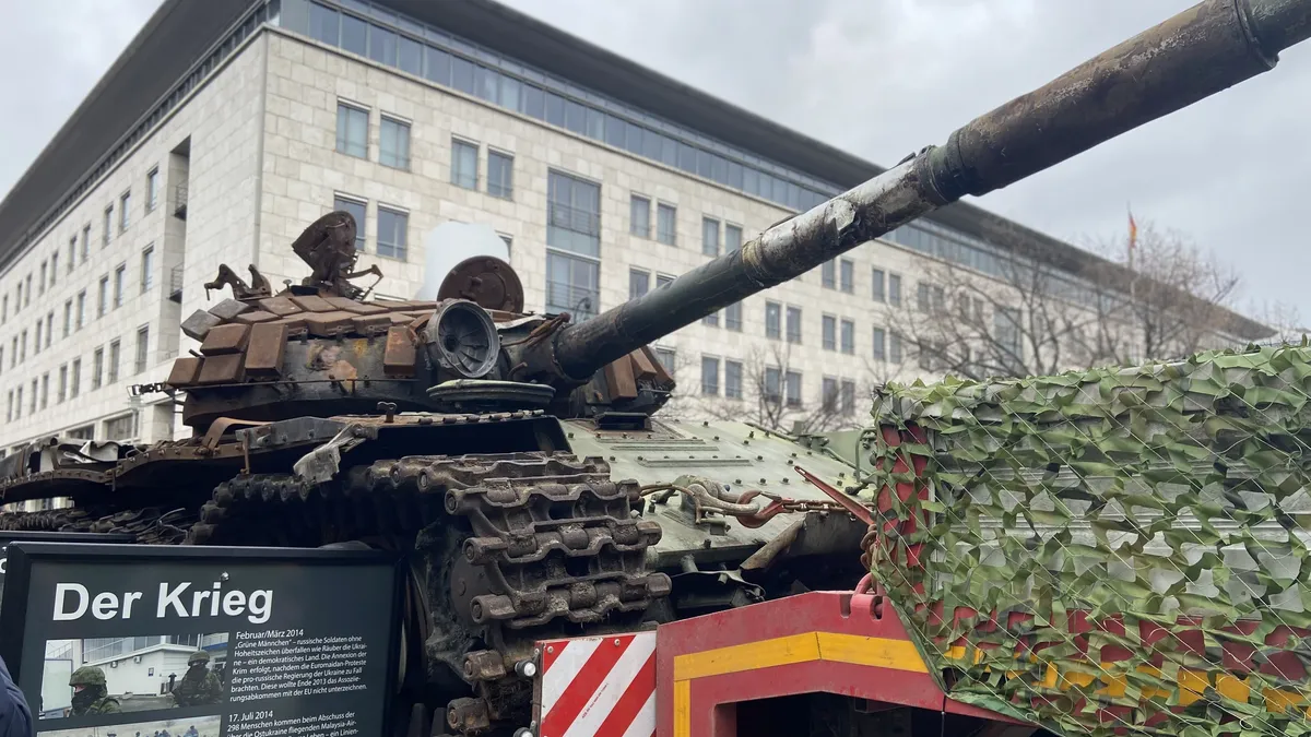 В Берлине перед зданием посольства РФ установили российский танк, уничтоженный ВСУ под Киевом