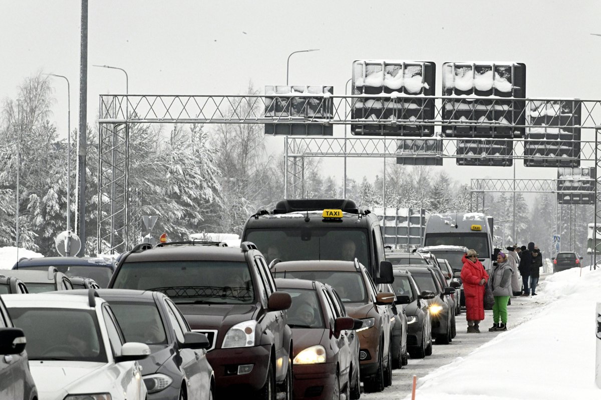 Автомобили на пограничном пункте Ваалимаа между Финляндией и Россией, Финляндия, 15 декабря 2023 года. Фото: Heikki Saukkomaa / Lehtikuv / SIPA / Scanpix / LETA