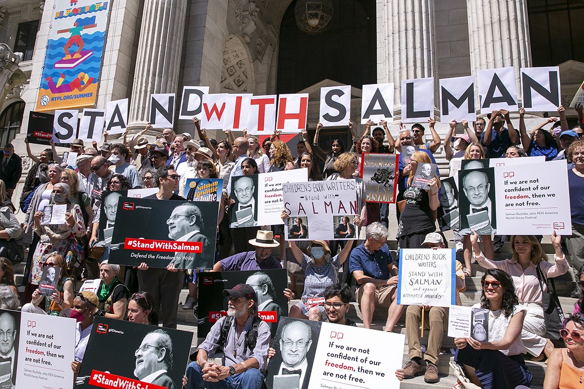 Сторонники Рушди во время акции «Поддержим Салмана: защитим свободу творчества» в здании Нью-Йоркской публичной библиотеки имени Стивена А. Шварцмана, США, 19 августа 2022 года. Фото: EPA-EFE
