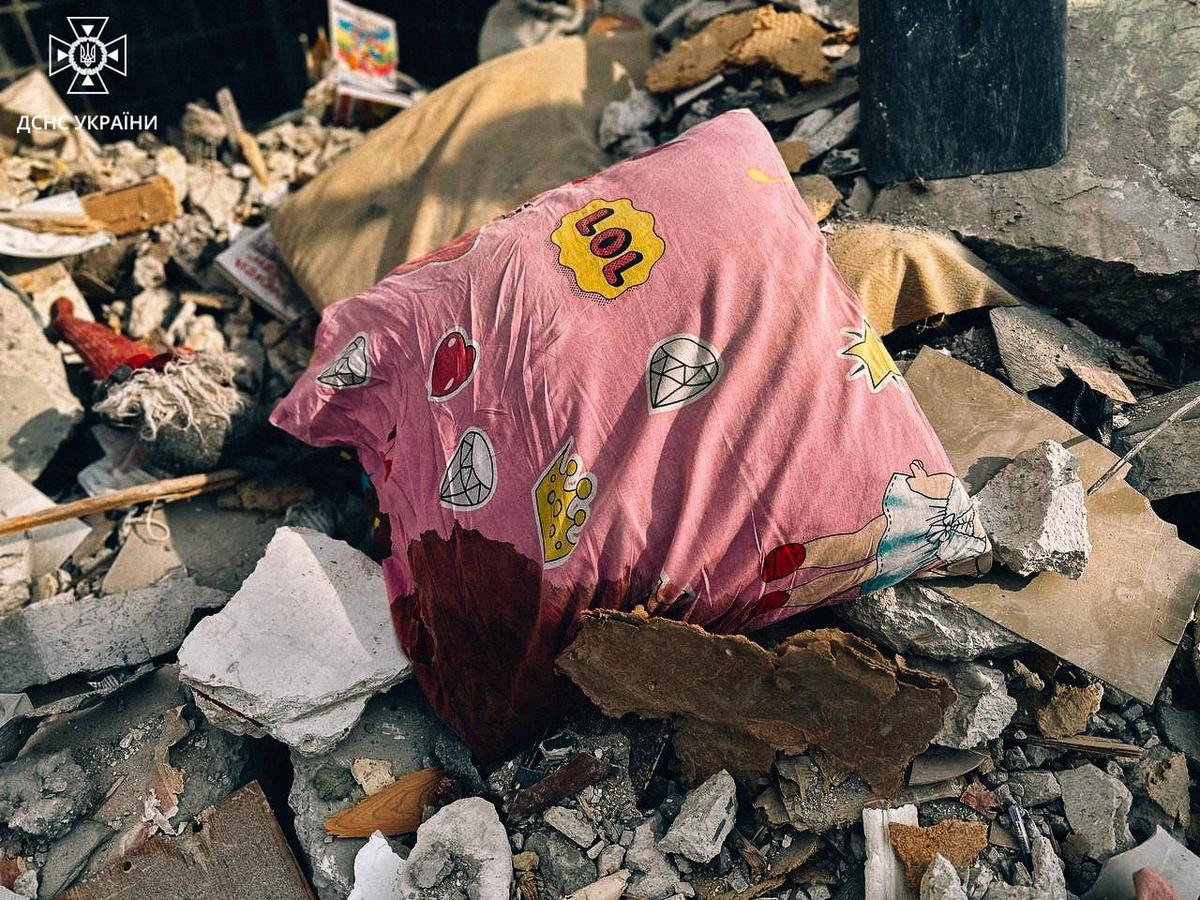 Под завалами разрушенного жилого дома в Одессе, фото: ГСЧС Украины