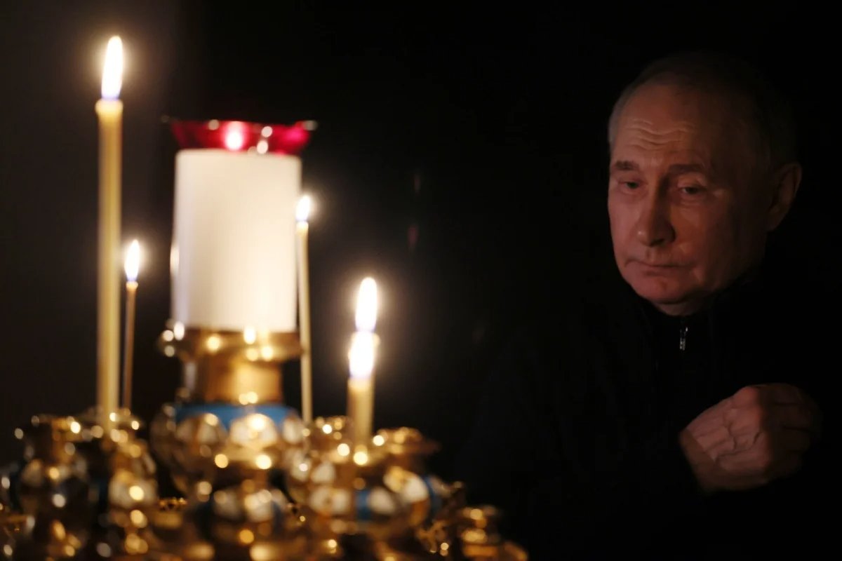 Vladimir Putin lights a candle to honour the victims of the Crocus terror attack, 24 March 2024. Photo: Mikhail Metsel / Sputnik / Kremlin / EPA-EFE