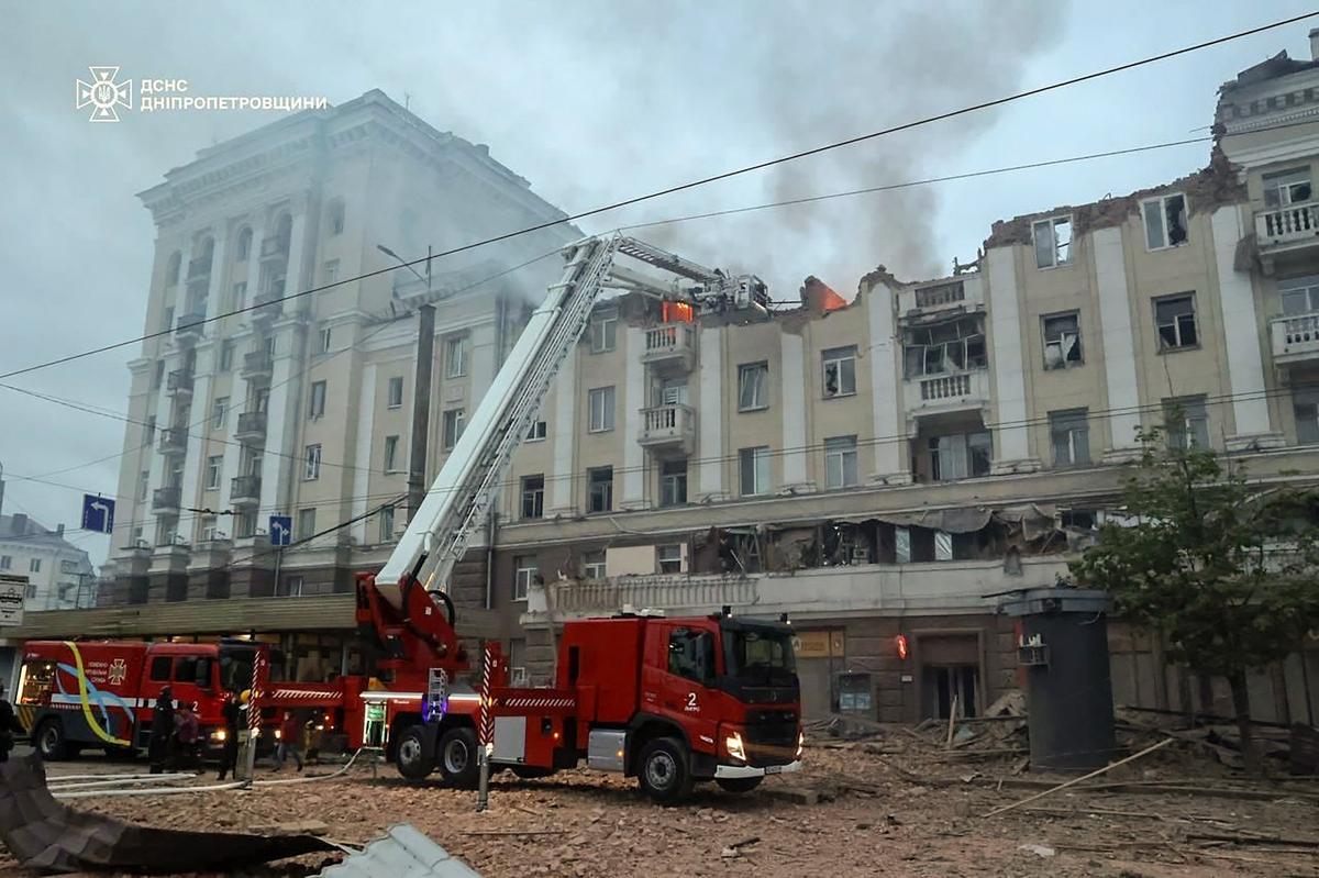 The site of a missile strike on a residential building in the city of Dnipro, 19 April 2024. Photo: STATE EMERGENCY SERVICE