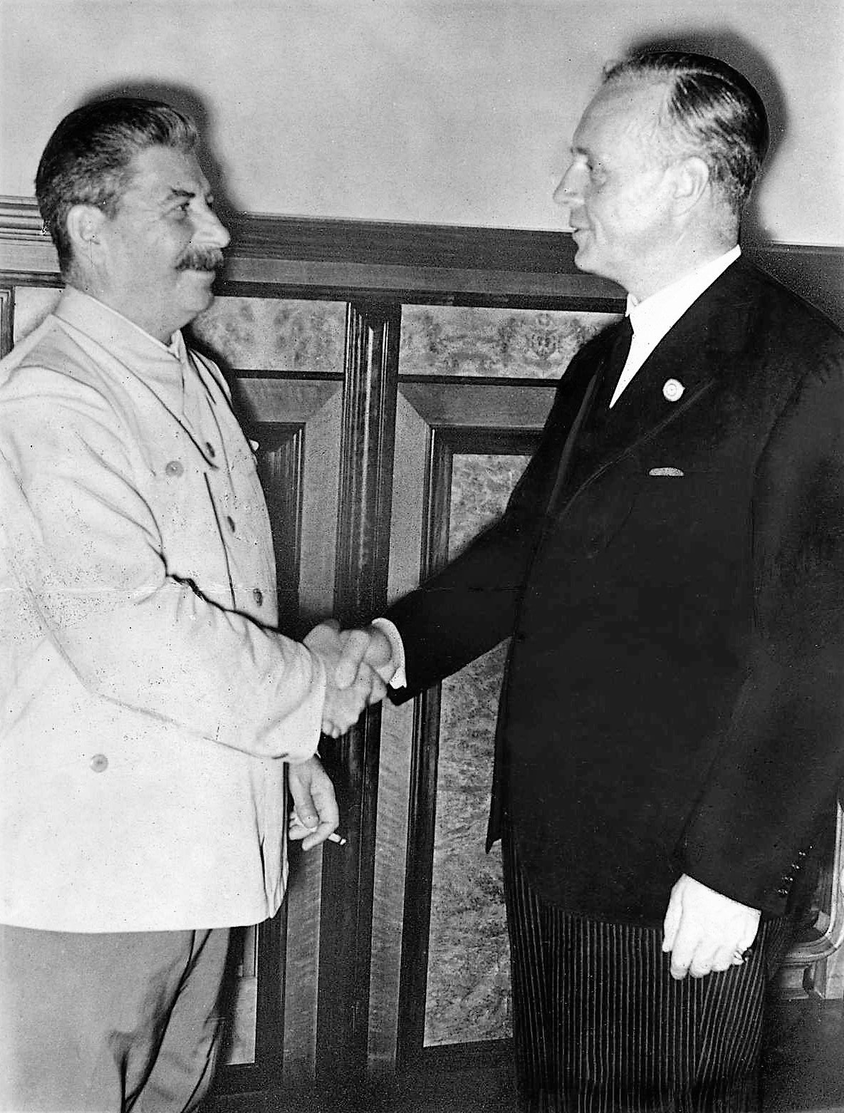 Сталин и Риббентроп в Кремле, 23 августа 1939. Фото: Bundesarchiv Bild