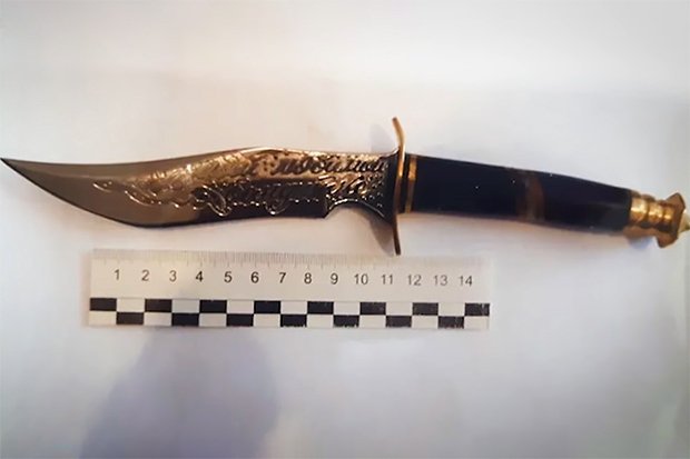 Нож с гравировкой «Моей любимой амазонке», найденный неподалеку от места преступления. Скриншот: Star Media / YouTube