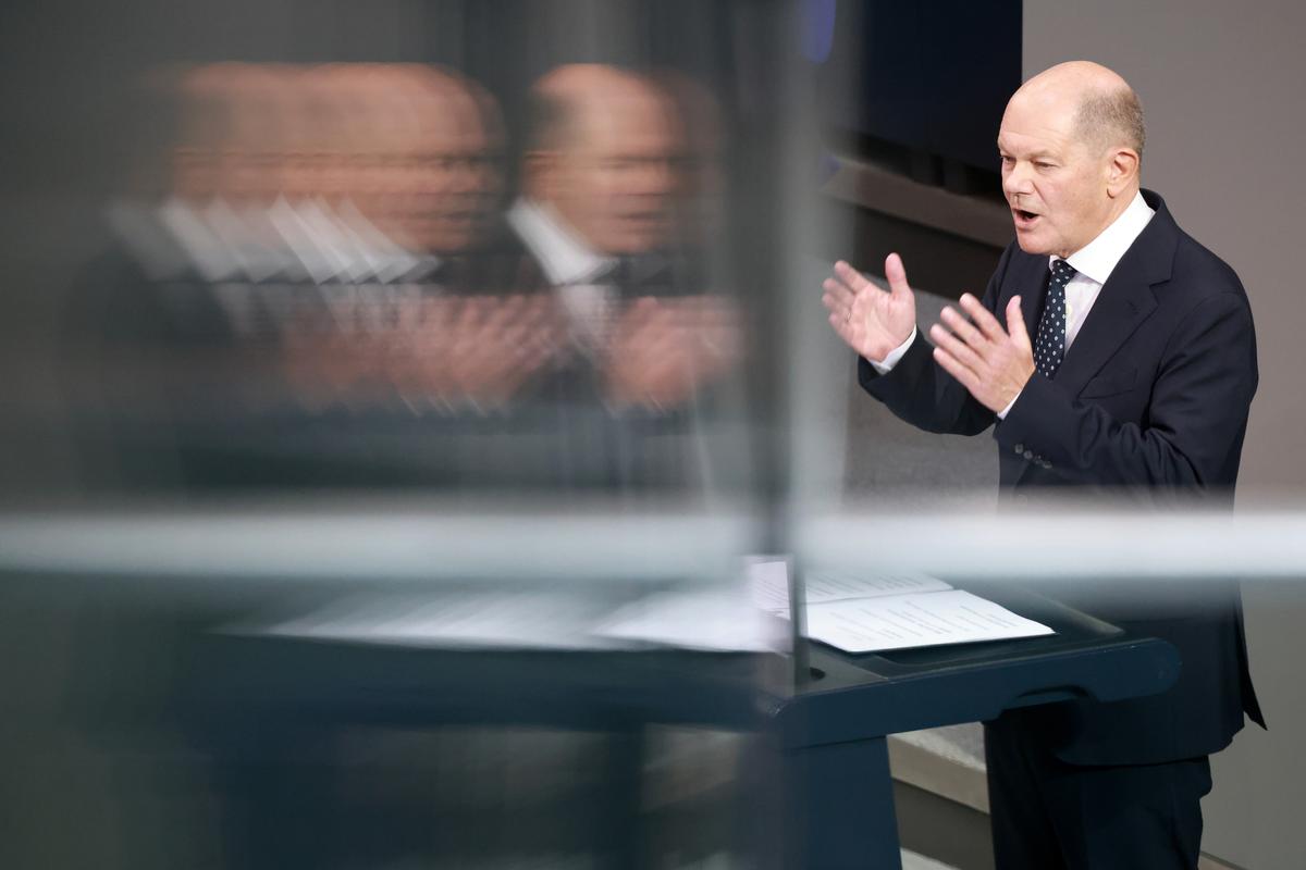 German Chancellor Olaf Scholz addresses the German parliament in Berlin, Germany, 16 October 2024. Photo: EPA-EFE / CLEMENS BILAN