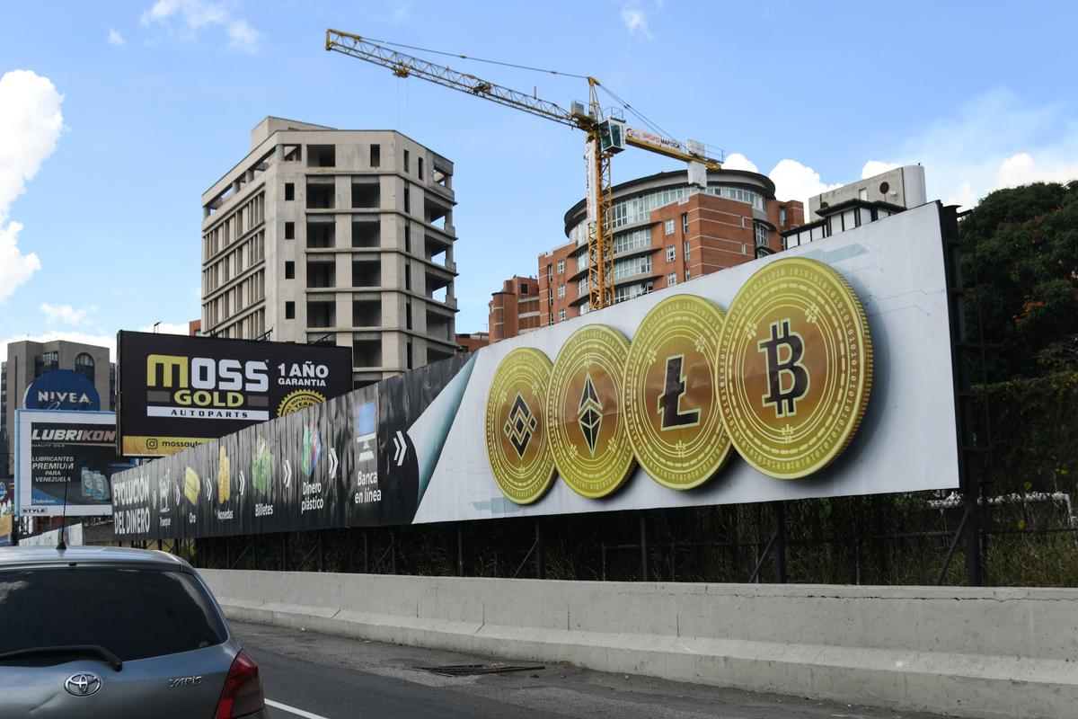 Рекламный щит с токенами Binance (слева направо), криптовалютами Ethereum, Litecoin и Bitcoin в Каракасе, Венесуэла, февраль 2022 года. Фото: Getty Images