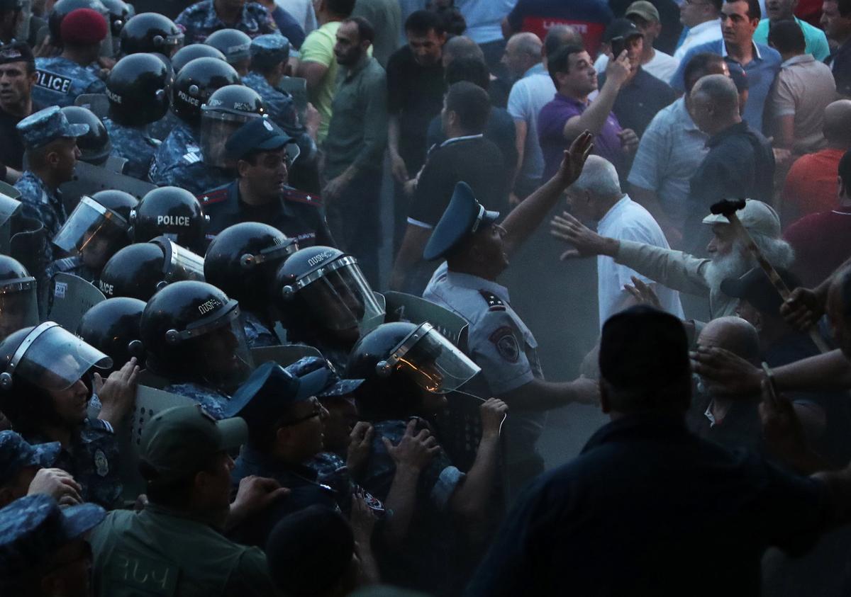 Драка протестующих с сотрудниками правоохранительных органов во время антиправительственной демонстрации в Ереване, Армения, 3 июня 2022 г. Фото: REUTERS
