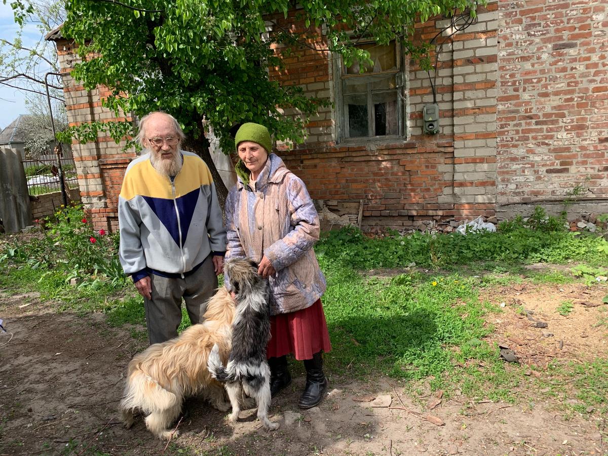 Anna Ivanovna and her husband next to their house. Photo: Olga Musafirova