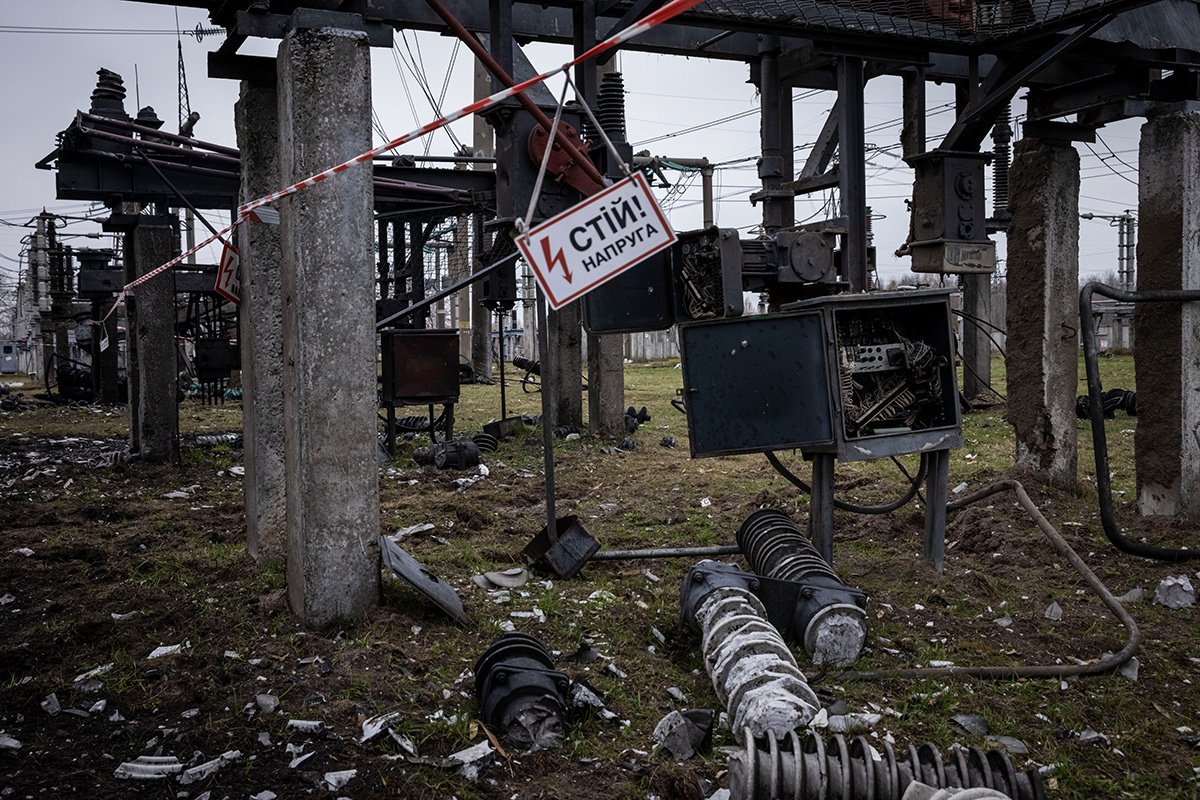 Распределительный щит высоковольтной подстанции частично разрушен после ракетного удара по электростанции «Укрэнерго», 10 ноября 2022 года. Фото: Ed Ram / Getty Images