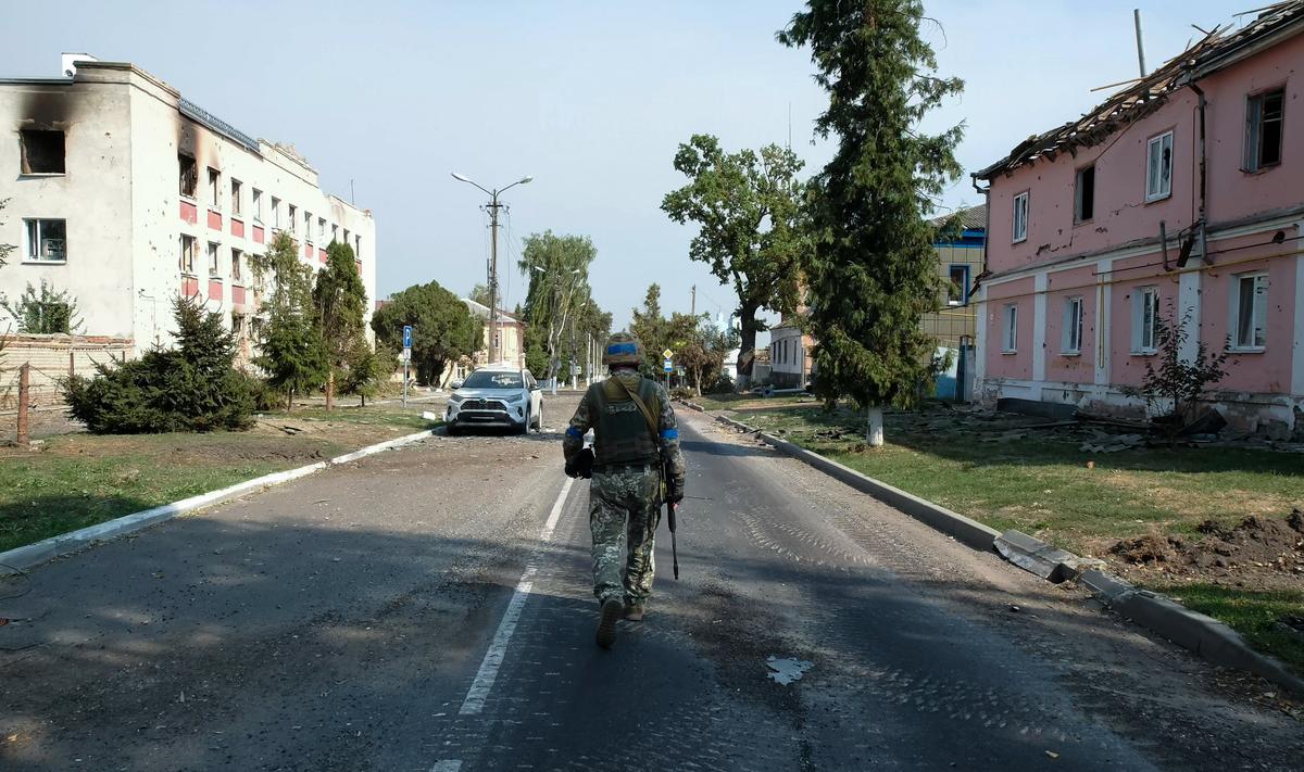 A Ukrainian serviceman on patrol in the occupied Kursk region town of Sudzha, Russia, 21 August 2024. Photo: EPA-EFE